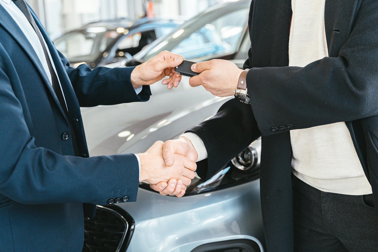 , un convoyeur remet les clefs de son véhicule au client satisfait